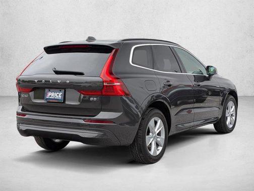 Silver 2022 Volvo XC60 B5 Momentum