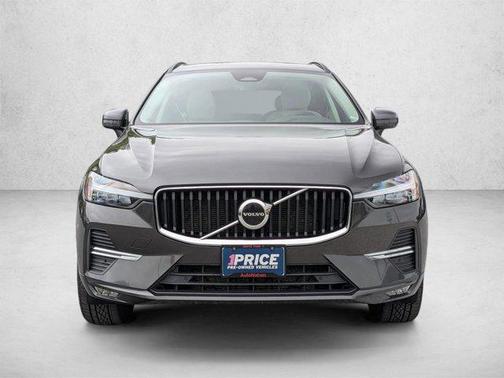 Silver 2022 Volvo XC60 B5 Momentum