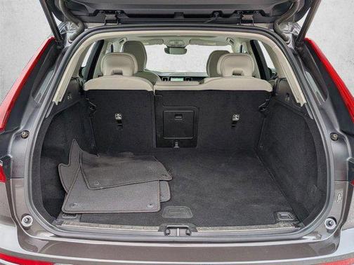 Silver 2022 Volvo XC60 B5 Momentum