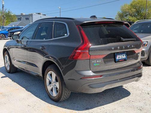 Silver 2022 Volvo XC60 B5 Momentum