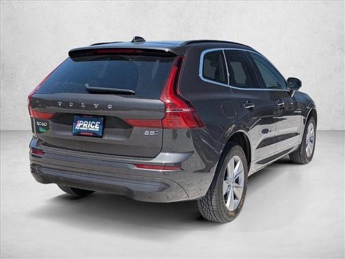 Silver 2022 Volvo XC60 B5 Momentum