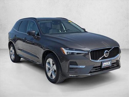 Silver 2022 Volvo XC60 B5 Momentum