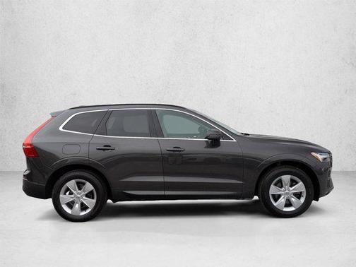 Silver 2022 Volvo XC60 B5 Momentum