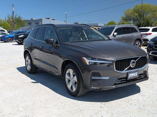Silver 2022 Volvo XC60 B5 Momentum