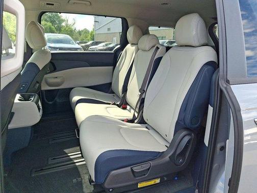 Ceramic Silver 2026 Kia Carnival Hybrid EX