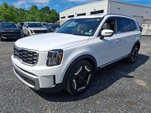 Glacial White Pearl 2024 Kia Telluride S