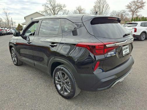 Cherry Black 2023 Kia Seltos LX