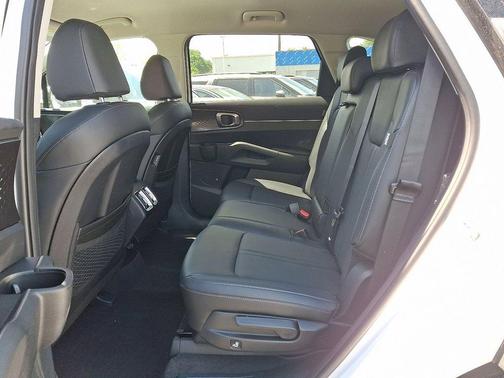Glacial White Pearl 2026 Kia Sorento X-Line SX Prestige