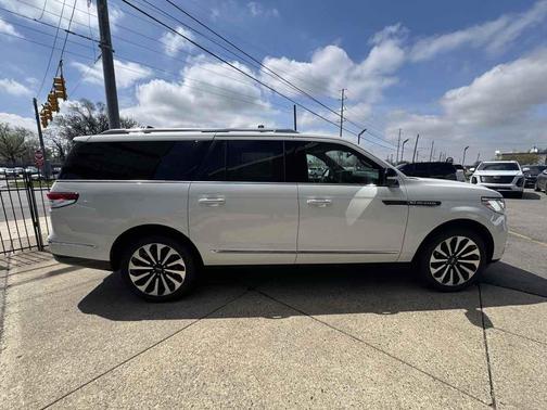 Pristine White Metallic Tri-Coat 2023 Lincoln Navigator Reserve