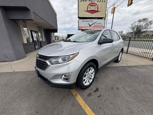 Silver Ice Metallic 2018 Chevrolet Equinox LS