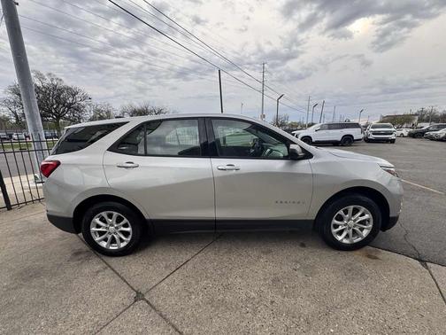 Silver Ice Metallic 2018 Chevrolet Equinox LS