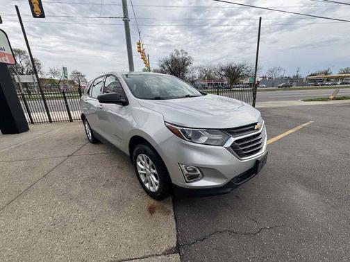 Silver Ice Metallic 2018 Chevrolet Equinox LS