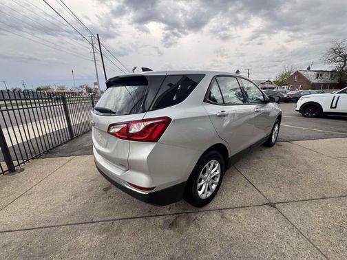 Silver Ice Metallic 2018 Chevrolet Equinox LS