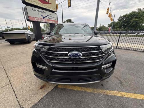 Agate Black Metallic 2024 Ford Explorer XLT