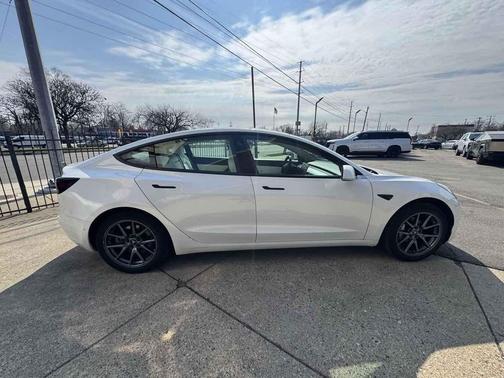 Pearl White Multi-Coat 2019 Tesla Model 3 Mid Range