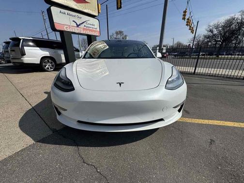 Pearl White Multi-Coat 2019 Tesla Model 3 Mid Range
