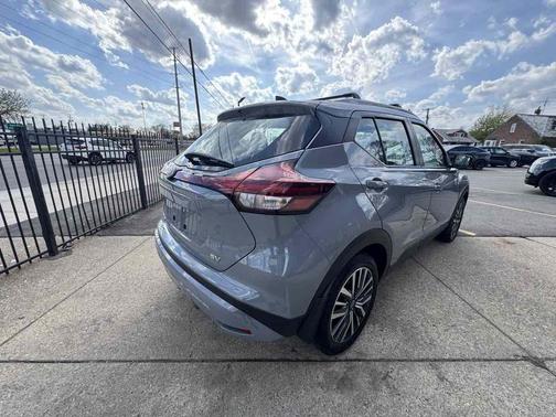 Boulder Gray Pearl 2023 Nissan Kicks SV