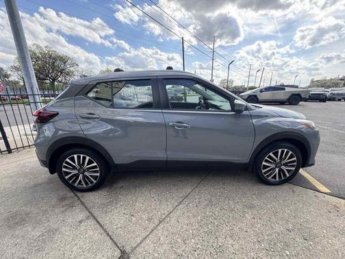 Boulder Gray Pearl 2023 Nissan Kicks SV