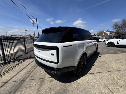 Fuji White 2023 Land Rover Range Rover P400 SE