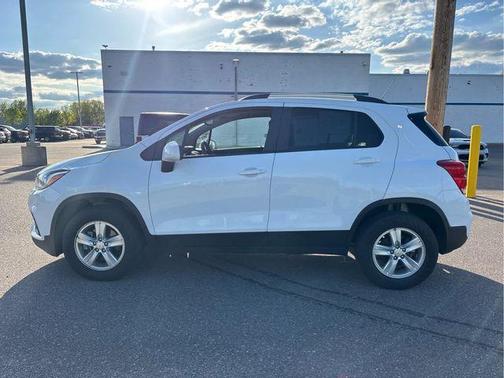 Summit White 2022 Chevrolet Trax LT