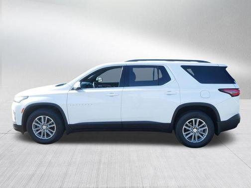 Iridescent Pearl Tricoat 2023 Chevrolet Traverse LT Cloth