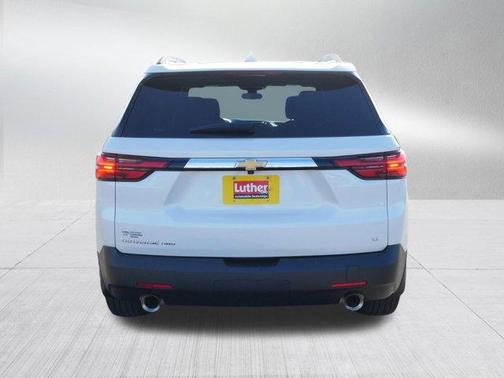 Iridescent Pearl Tricoat 2023 Chevrolet Traverse LT Cloth