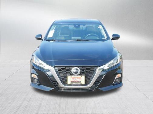 Super Black 2020 Nissan Altima 2.0 Platinum