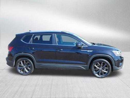 Deep Black Pearl Effect 2022 Volkswagen Taos 1.5T SE