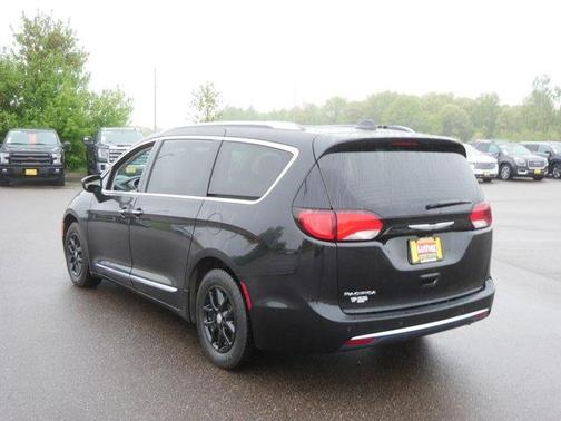 Brilliant Black Crystal Pearlcoat 2020 Chrysler Pacifica Touring-L