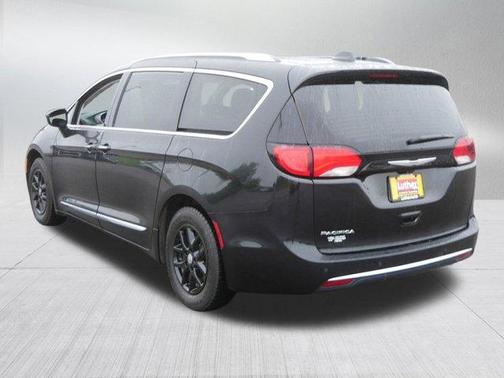 Brilliant Black Crystal Pearlcoat 2020 Chrysler Pacifica Touring-L