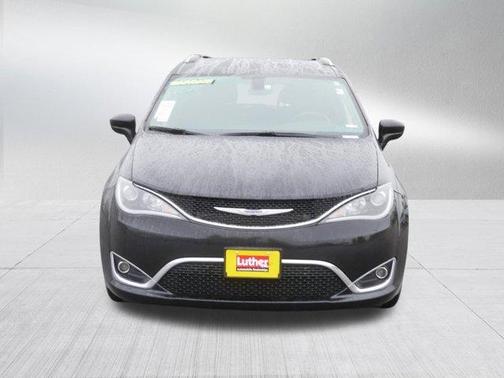 Brilliant Black Crystal Pearlcoat 2020 Chrysler Pacifica Touring-L