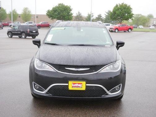 Brilliant Black Crystal Pearlcoat 2020 Chrysler Pacifica Touring-L