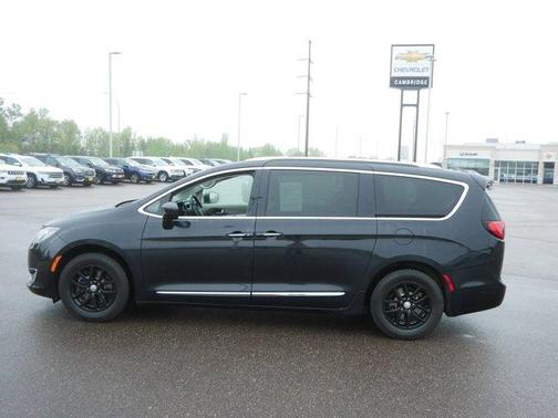 Brilliant Black Crystal Pearlcoat 2020 Chrysler Pacifica Touring-L