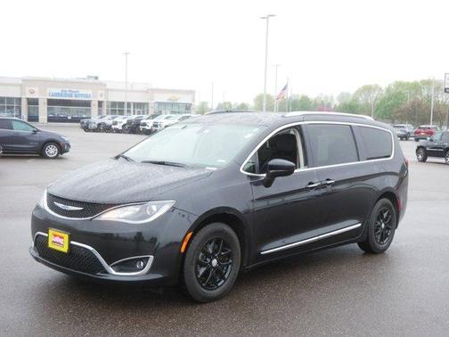 Brilliant Black Crystal Pearlcoat 2020 Chrysler Pacifica Touring-L