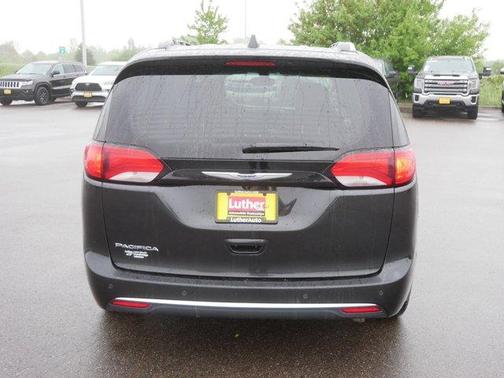 Brilliant Black Crystal Pearlcoat 2020 Chrysler Pacifica Touring-L