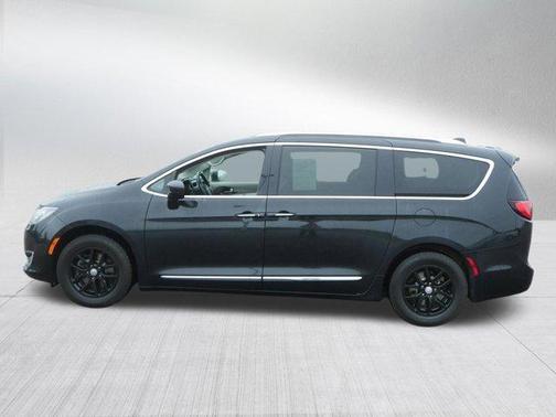 Brilliant Black Crystal Pearlcoat 2020 Chrysler Pacifica Touring-L