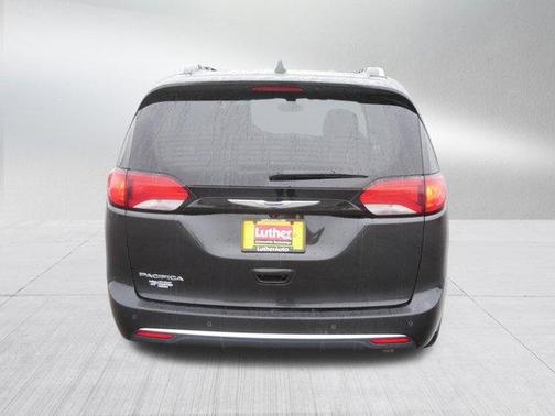 Brilliant Black Crystal Pearlcoat 2020 Chrysler Pacifica Touring-L