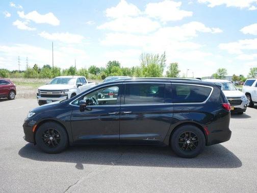 Brilliant Black Crystal Pearlcoat 2021 Chrysler Pacifica Touring-L