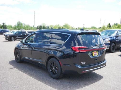 Brilliant Black Crystal Pearlcoat 2021 Chrysler Pacifica Touring-L