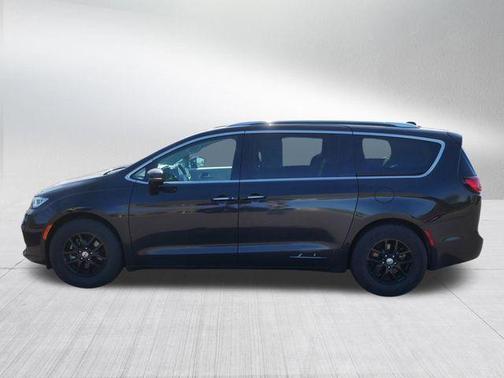 Brilliant Black Crystal Pearlcoat 2021 Chrysler Pacifica Touring-L