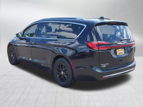 Brilliant Black Crystal Pearlcoat 2021 Chrysler Pacifica Touring-L