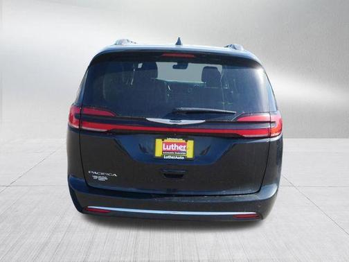 Brilliant Black Crystal Pearlcoat 2021 Chrysler Pacifica Touring-L
