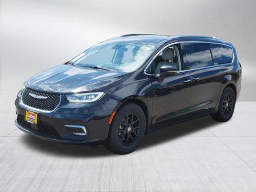Brilliant Black Crystal Pearlcoat 2021 Chrysler Pacifica Touring-L