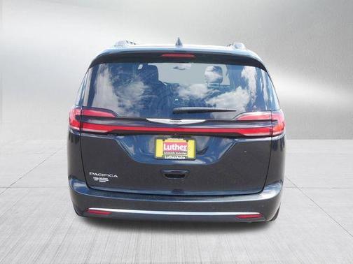 Brilliant Black Crystal Pearlcoat 2021 Chrysler Pacifica Touring-L