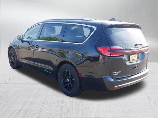 Brilliant Black Crystal Pearlcoat 2021 Chrysler Pacifica Touring-L