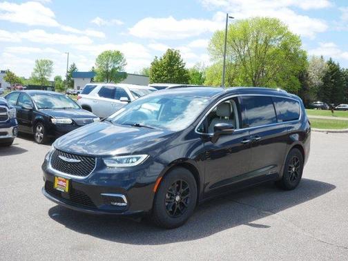 Brilliant Black Crystal Pearlcoat 2021 Chrysler Pacifica Touring-L