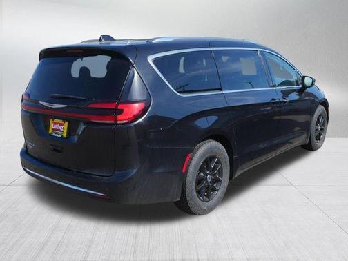 Brilliant Black Crystal Pearlcoat 2021 Chrysler Pacifica Touring-L