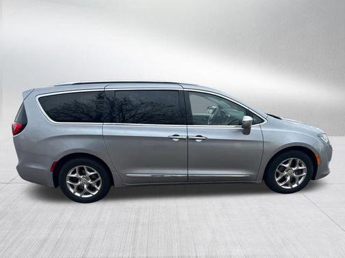 Billet Silver Metallic Clearcoat 2018 Chrysler Pacifica Limited