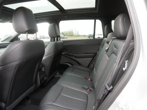 Silver Zynith Clearcoat 2026 Jeep Cherokee LAREDO/LIMITED