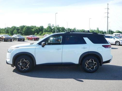 2 Tone White / Black Roof 2023 Nissan Pathfinder SL